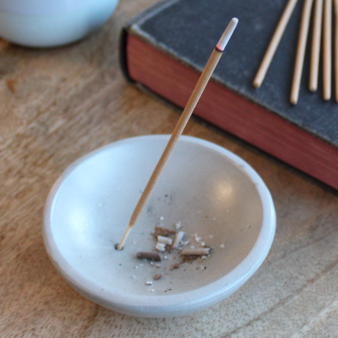 Minimalist Stone Incense Dish – Japanese-Inspired Holder for Calm Rituals
